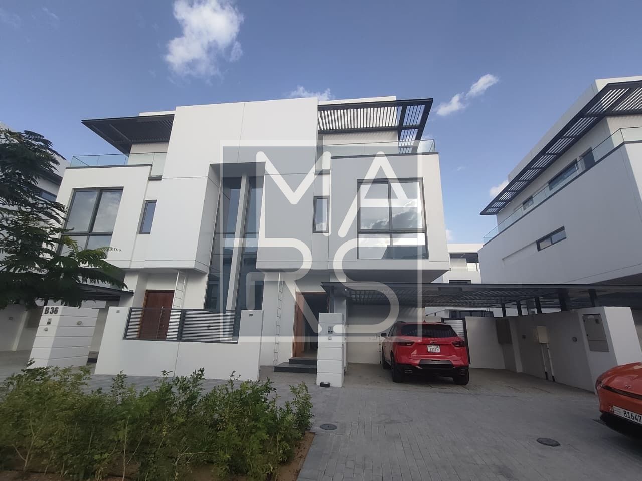 Elegant 4-Bedroom Villa for Re...