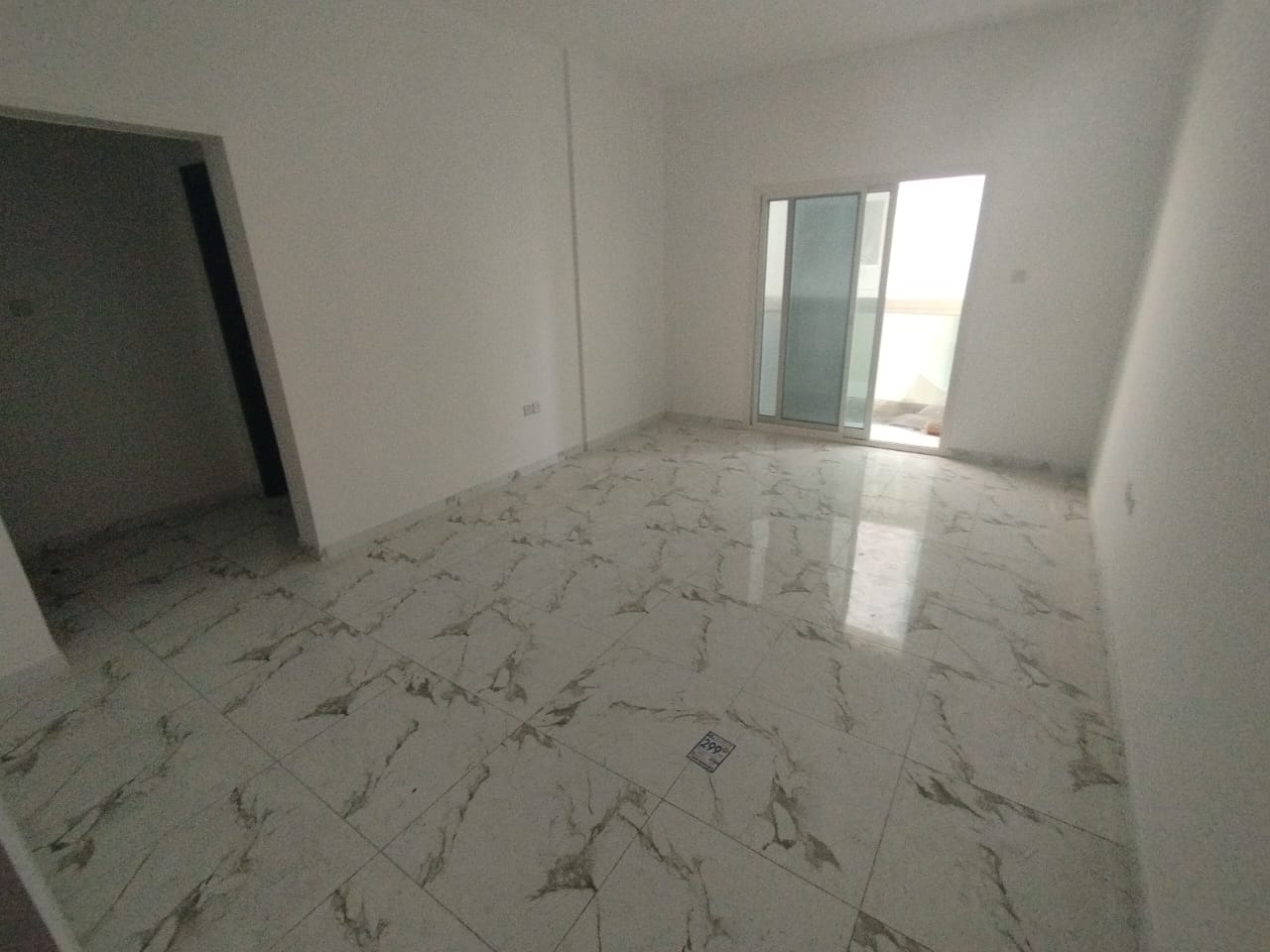 One bedroom and living room apartment in Al Rashidiya, next to the Ladies' Park, near Al Safir Mall. 2 bathrooms Built-in wardrobes Balcony Card acces