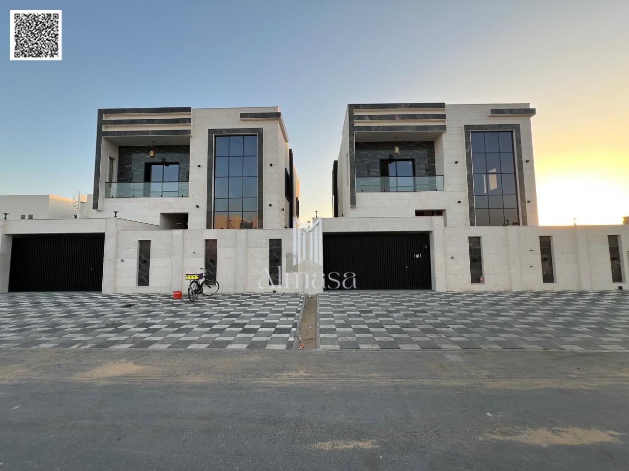 Freehold . Modern villa on a main street.