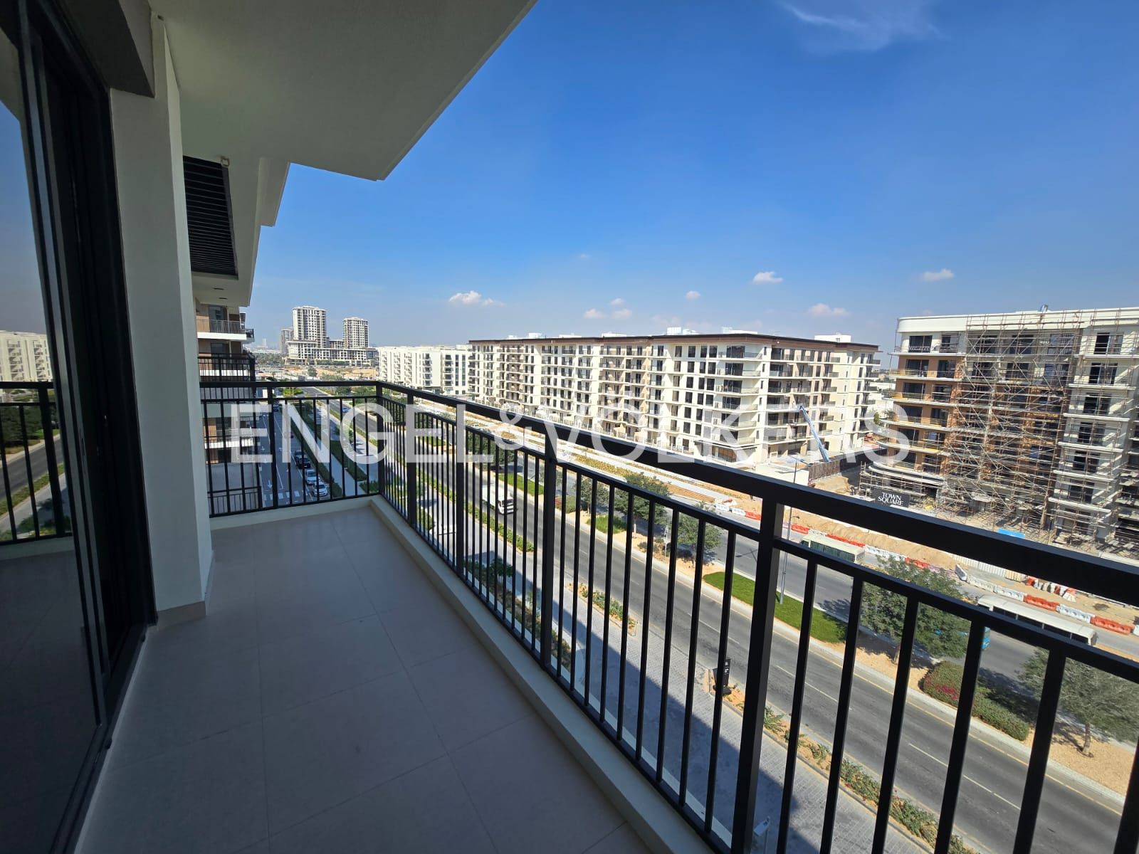 Corner Unit | Unfurnished | Multiple Cheques