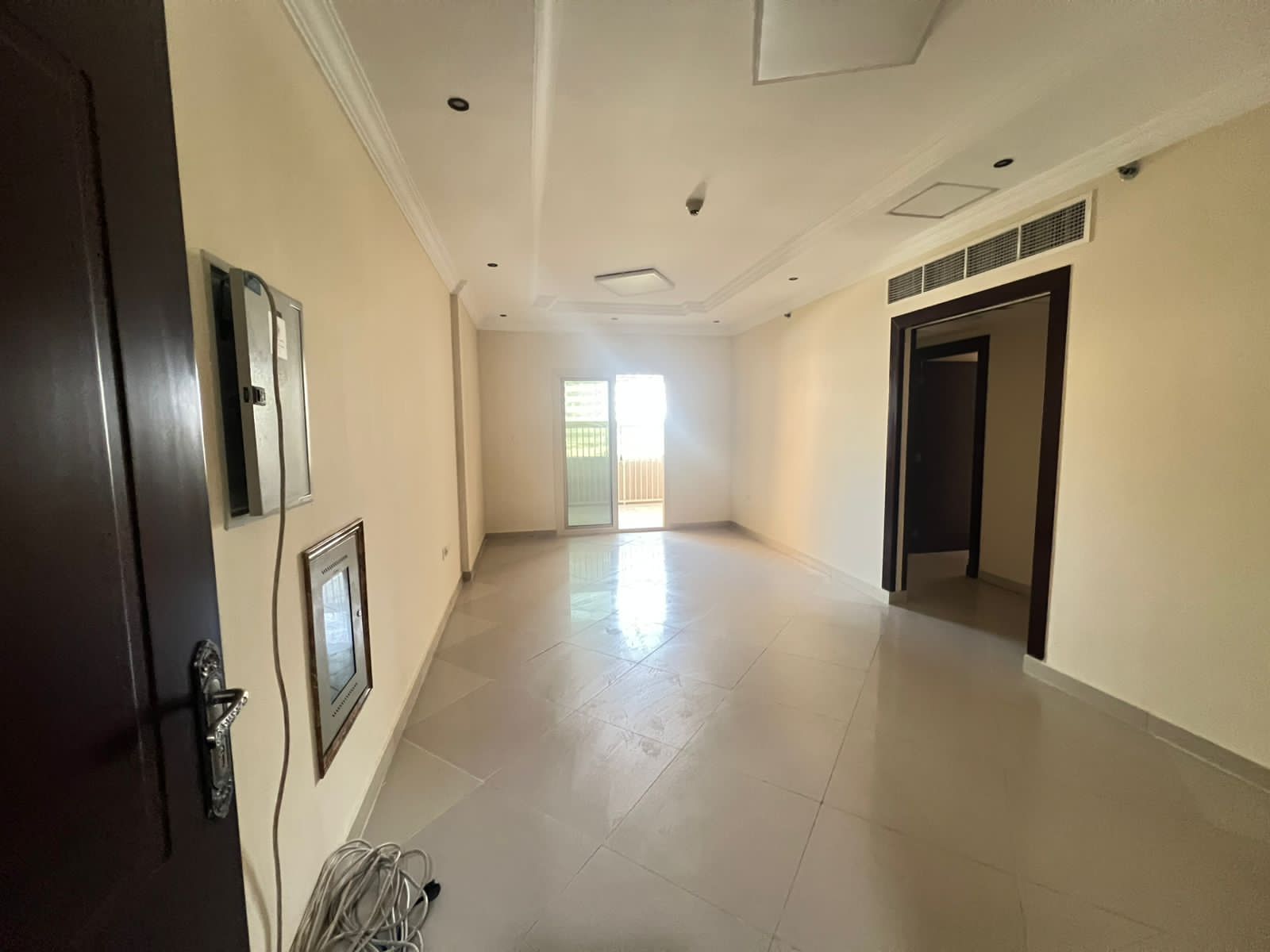 1BHK ; Balcony ; 2 Bathrooms ; Free Parking ; Prime Location ; Clean Finish ; Family Living ; 4/6 Cheques ; Rent 44,000