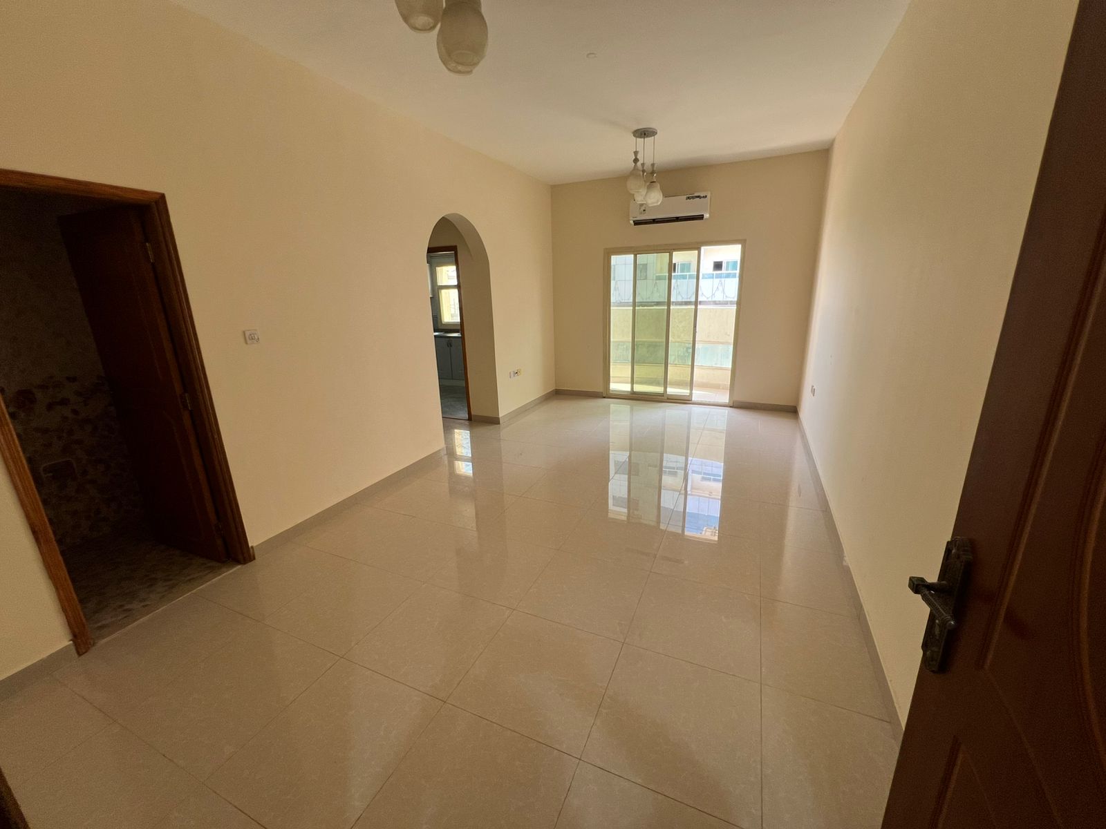 Two bedrooms and a living room, family building, regular maintenance by the owner, close to services, parking under the building