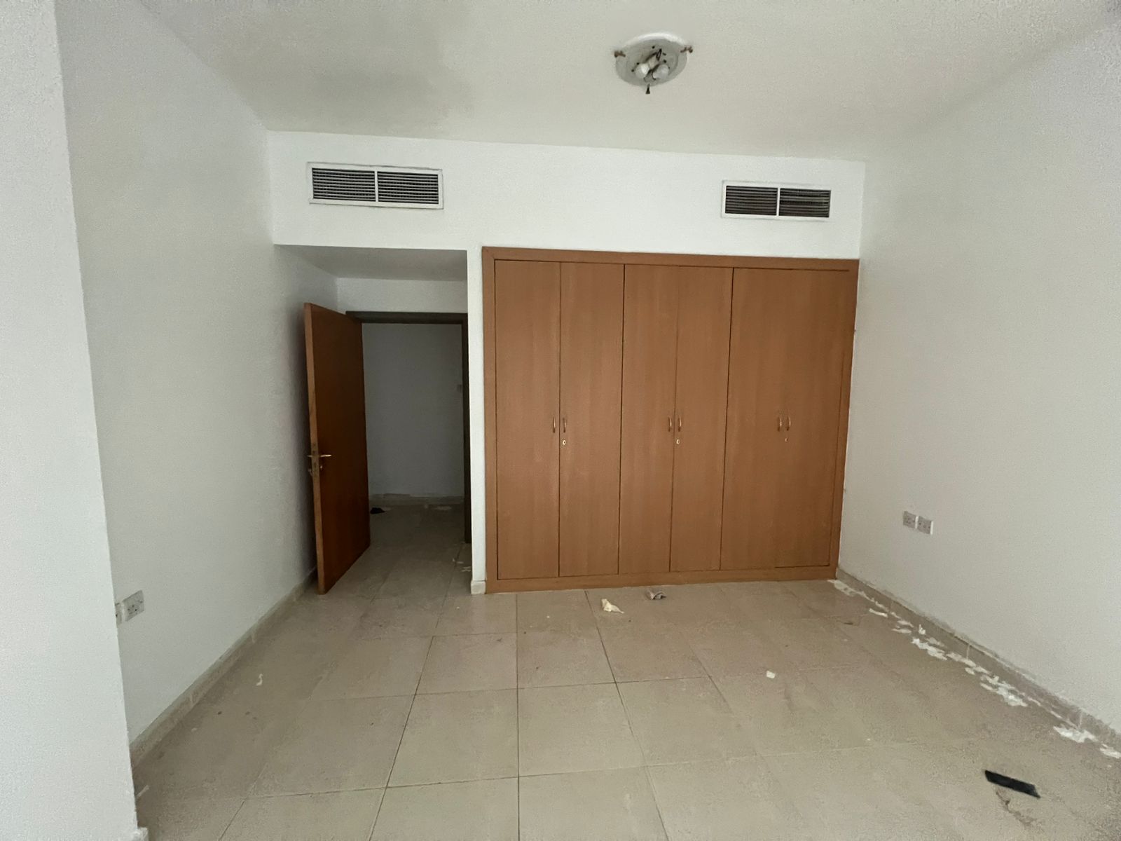**1-bedroom apartment with hall in Al Majaz 1, AC provided by owner, 4 installments**