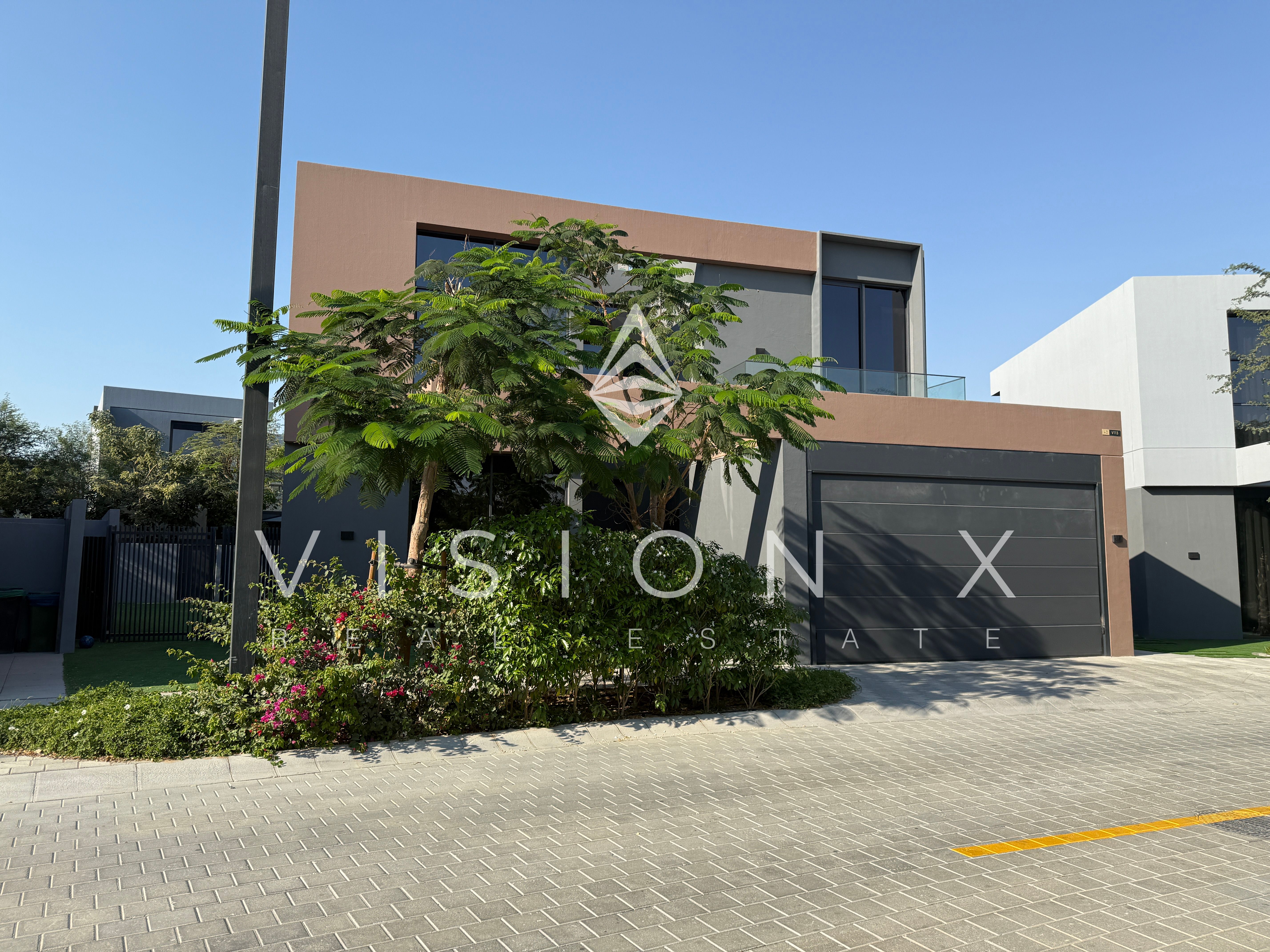 Stunning Townhouse | Lush Greenery | Ready to Move