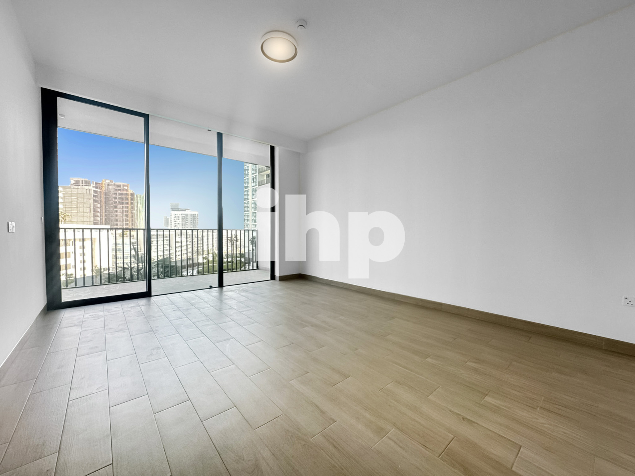 Large Layout 1BR | Ready to move in |Book Today |4 cheques