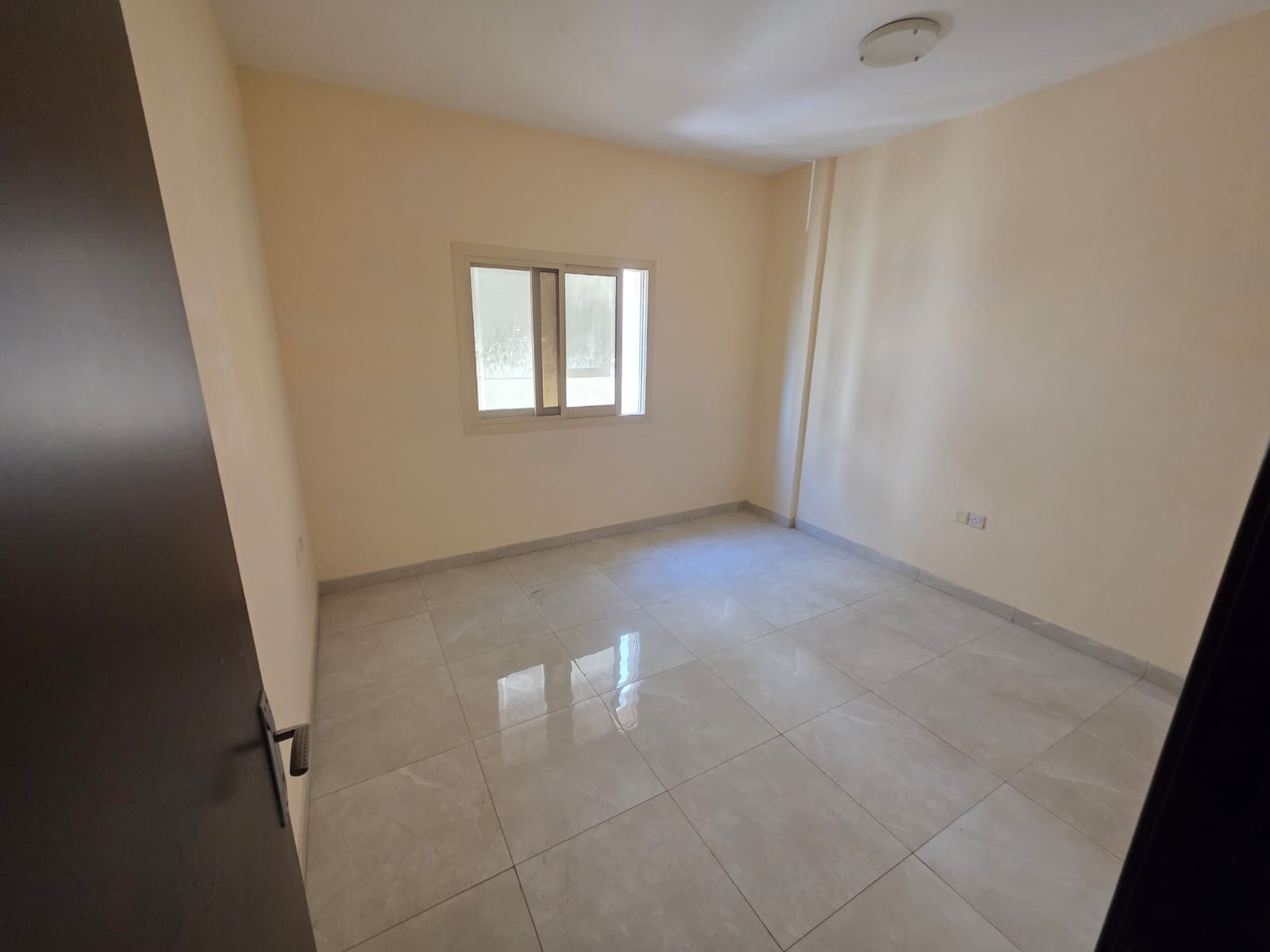 One bedroom and living room at the lowest prices, family building, prime location with services, dirt parking below the building