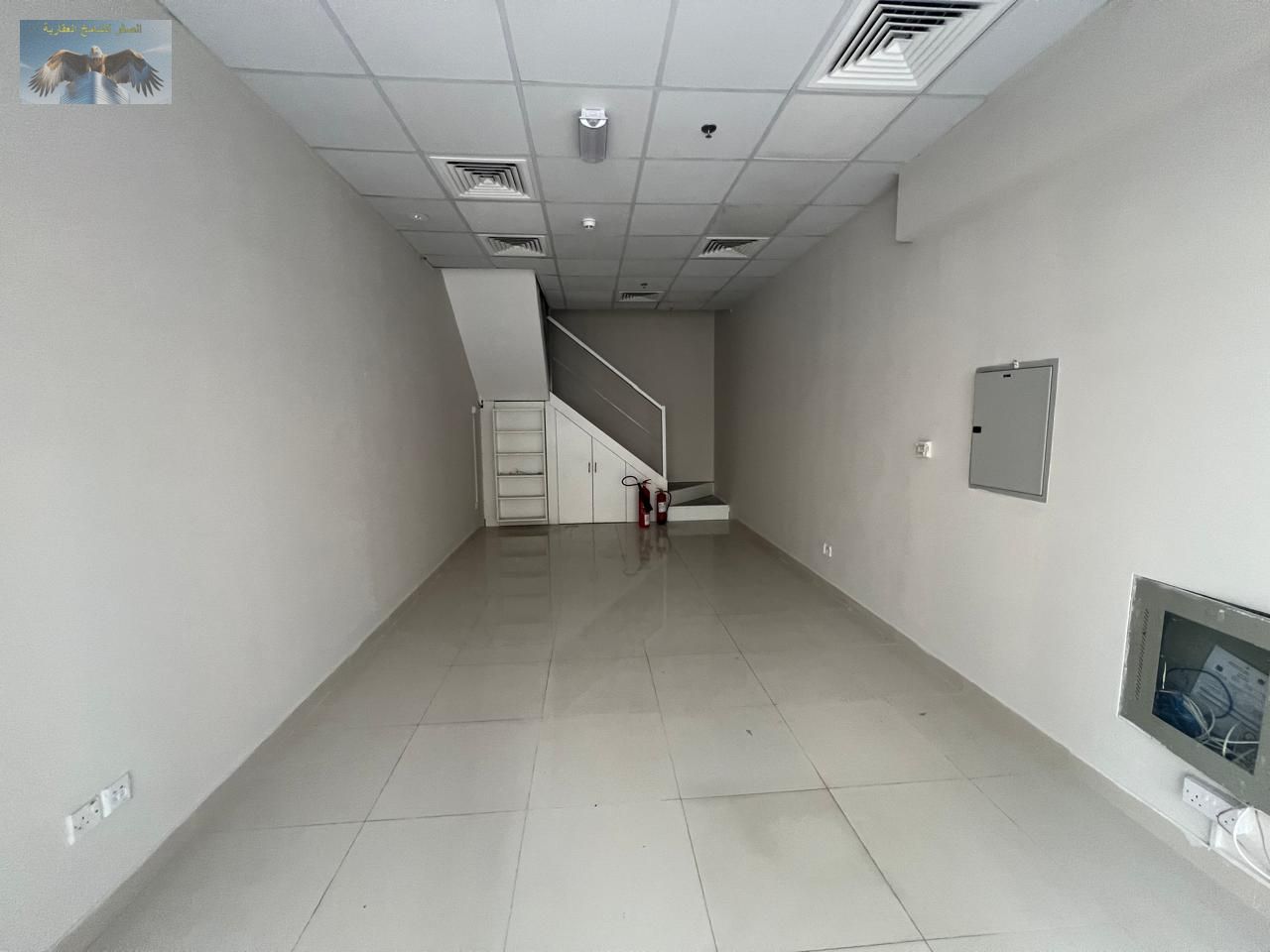 Commercial mezzanine shop suitable for all activities, prime business location, close to all services, on a main street in a residential area.