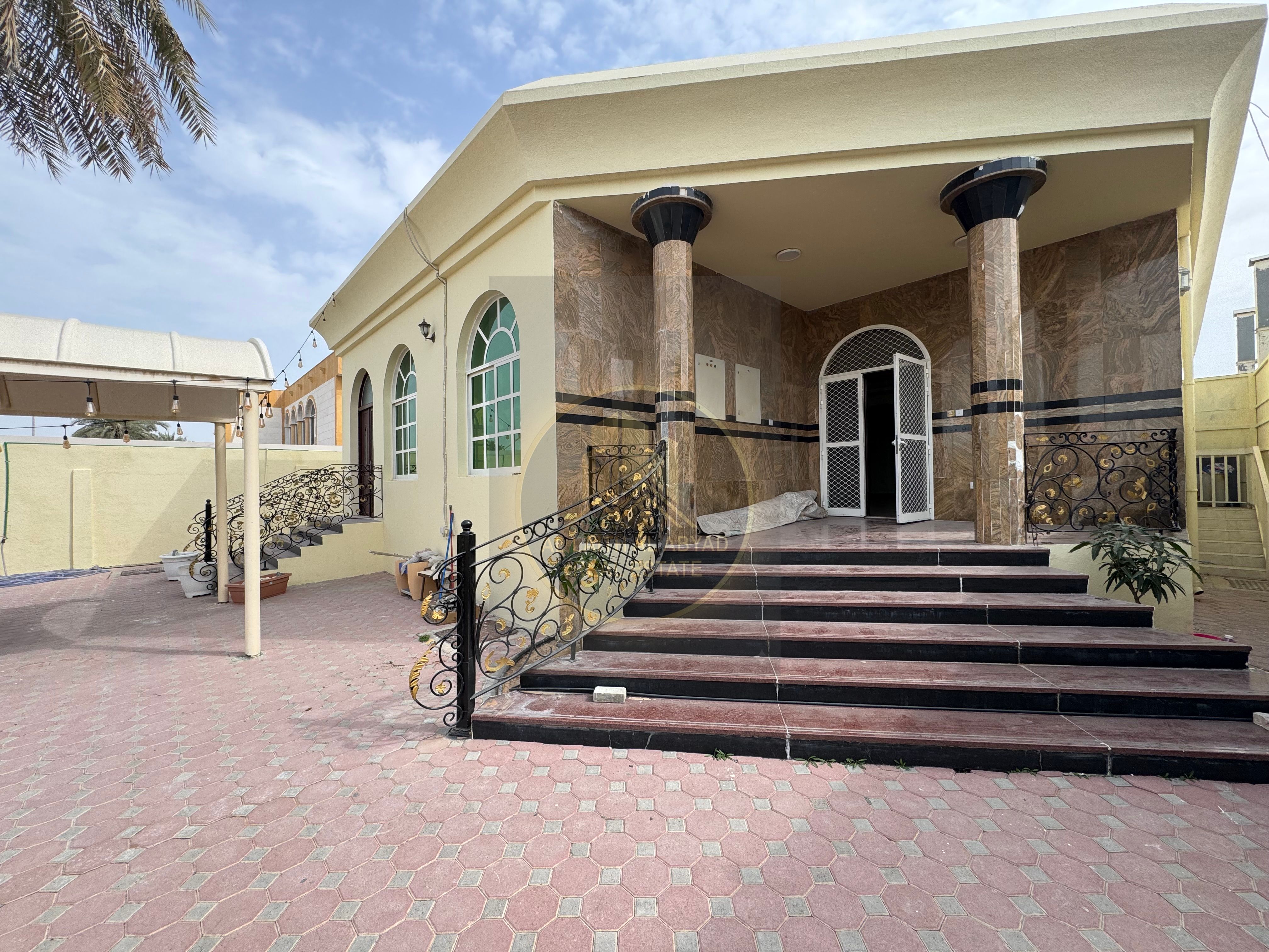 For rent a villa in Sharjah, Al-Durari area, a very special location, a shepherd area, the right to live, and a strange Dubai, and near the garden, near the mosque, the villa consists of three rooms, a large council with a bathroom, a lounge, a maid's roo