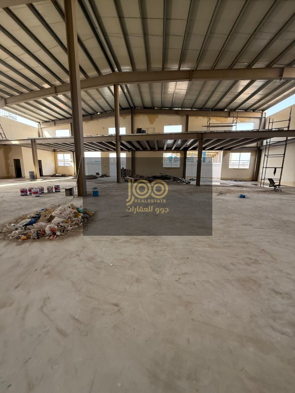 A mezzanine warehouse designed practically to help organize work and storage. (100V)