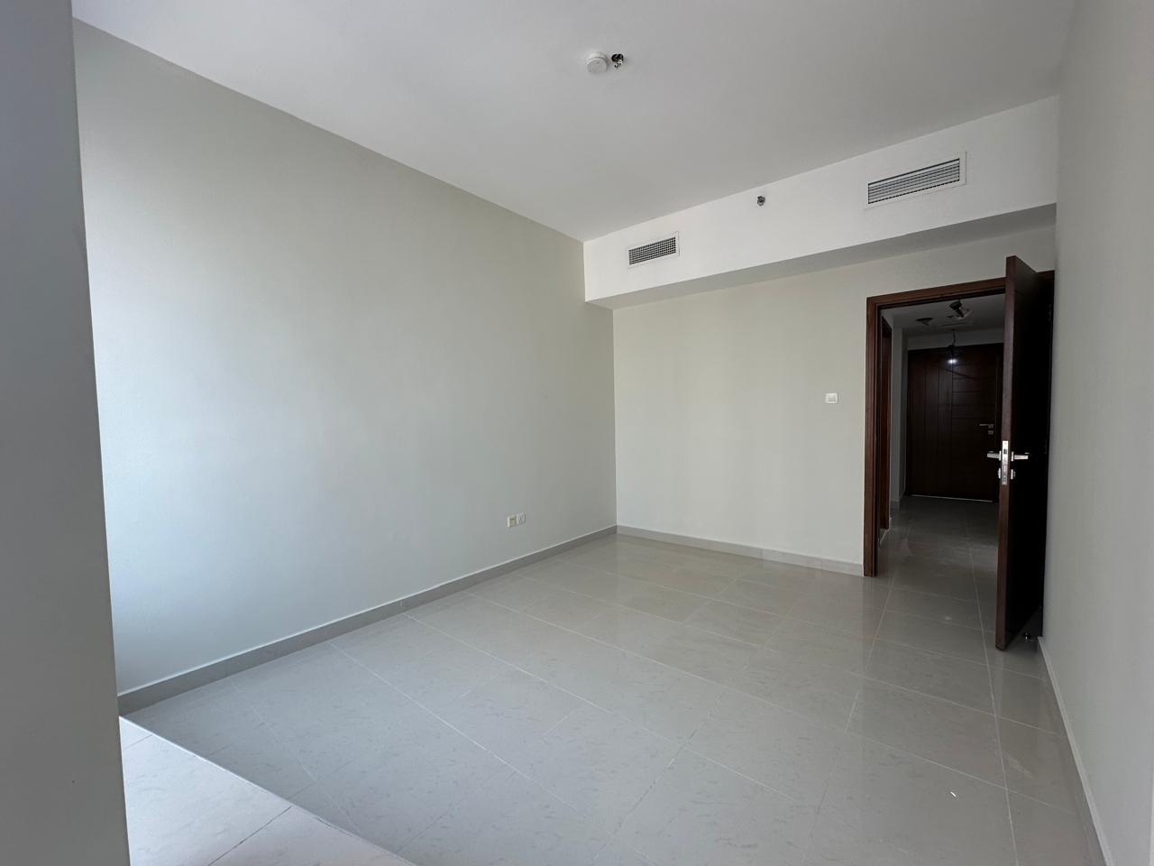 4-bedroom apartment with a living room, 5 bathrooms, maid's room, Al Khan Lake Corniche, area 2,600 sq ft