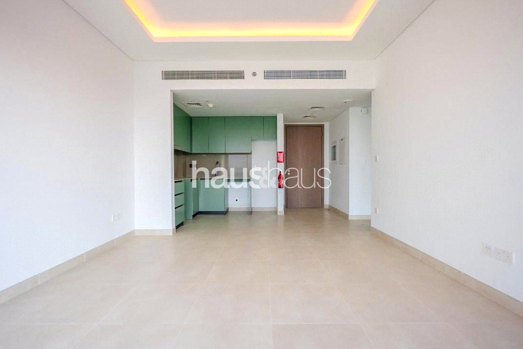 12 Cheques | High Floor | Vacant
