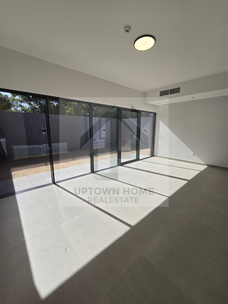 3 Bedrooms Robinia | Middle | Freehold