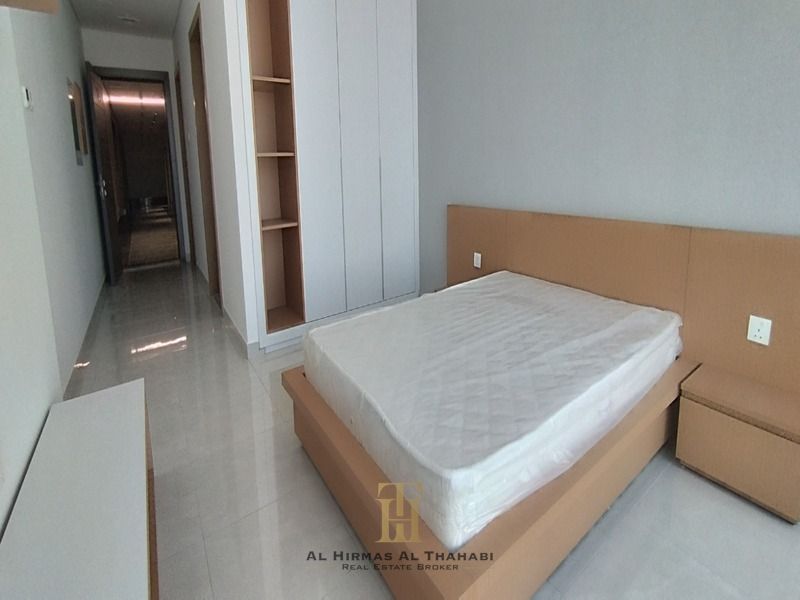 Bright & Spacious Studio - Semi Furnished - Modern
