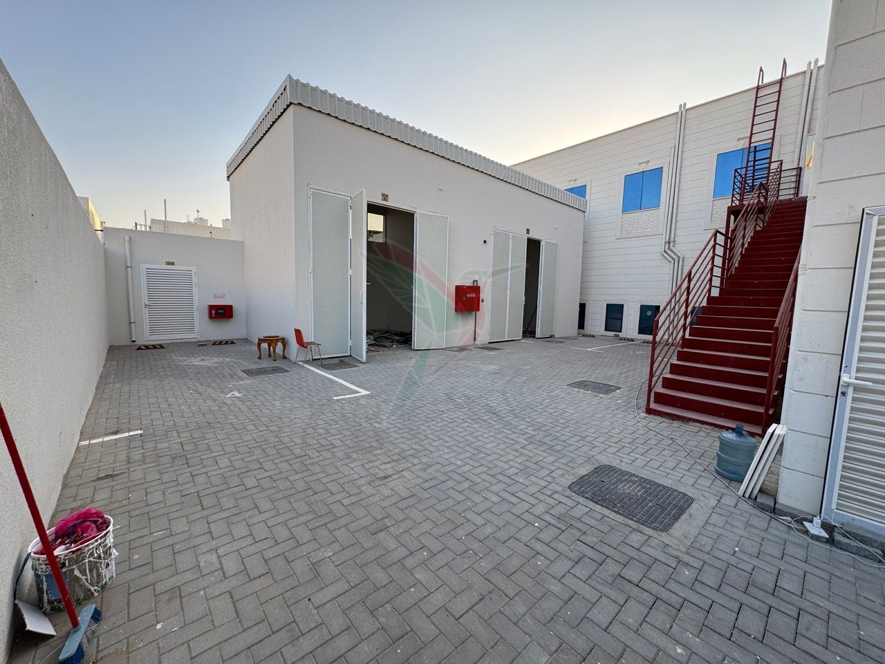 COMMERCIAL SPACE SUITABLE 4 GARAGE WAREHOUSE 120K