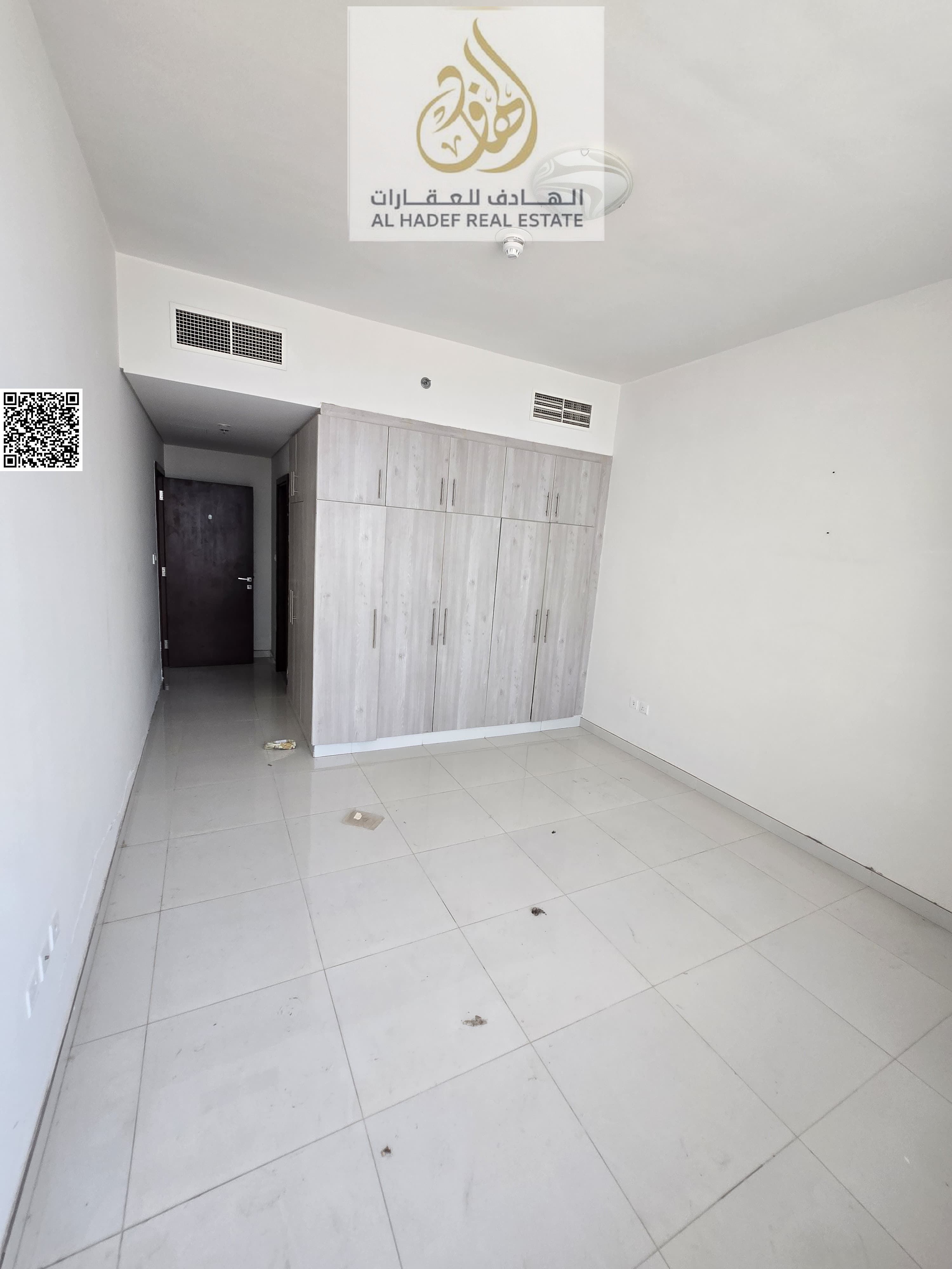 Two bedrooms, a living room, two bathrooms, two balconies with open views, a very large kitchen with central gas and built-in wardrobes. Very spacious