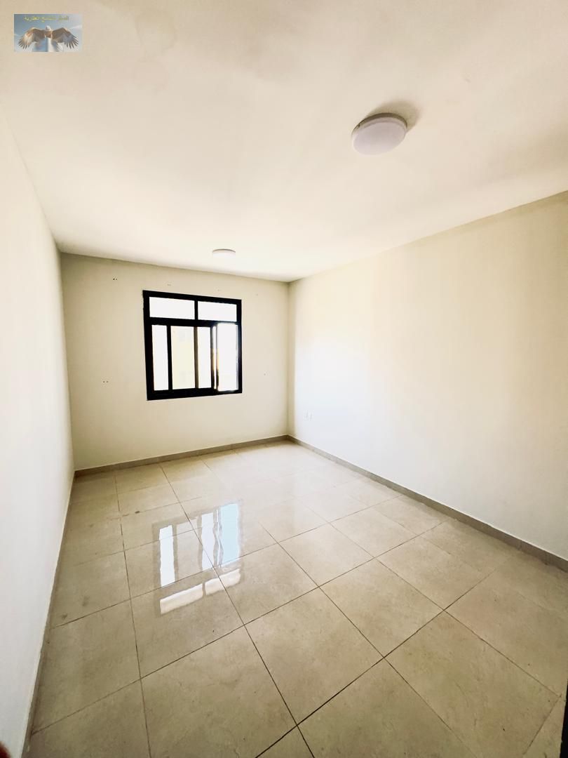 For annual rent in Ajman – Al Jurf 3: A spacious one-bedroom apartment with a living room, located in a vibrant area near the Chinese Market