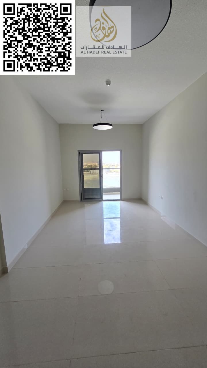 A separate room and living room, very large area, 2 bathrooms, with a balcony and built-in wardrobes.