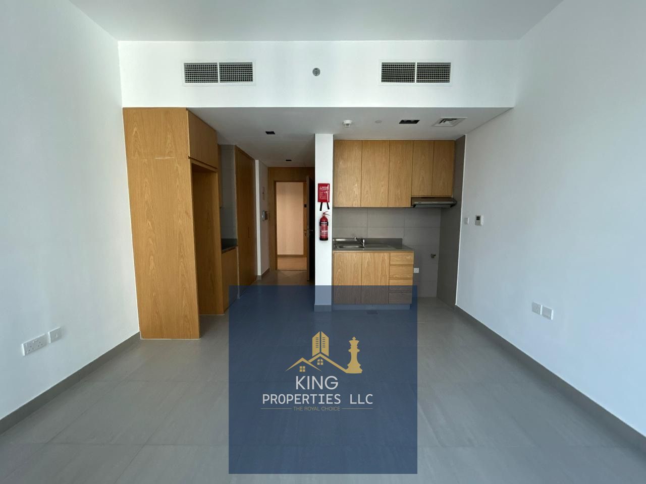 1 small studio 400sqft