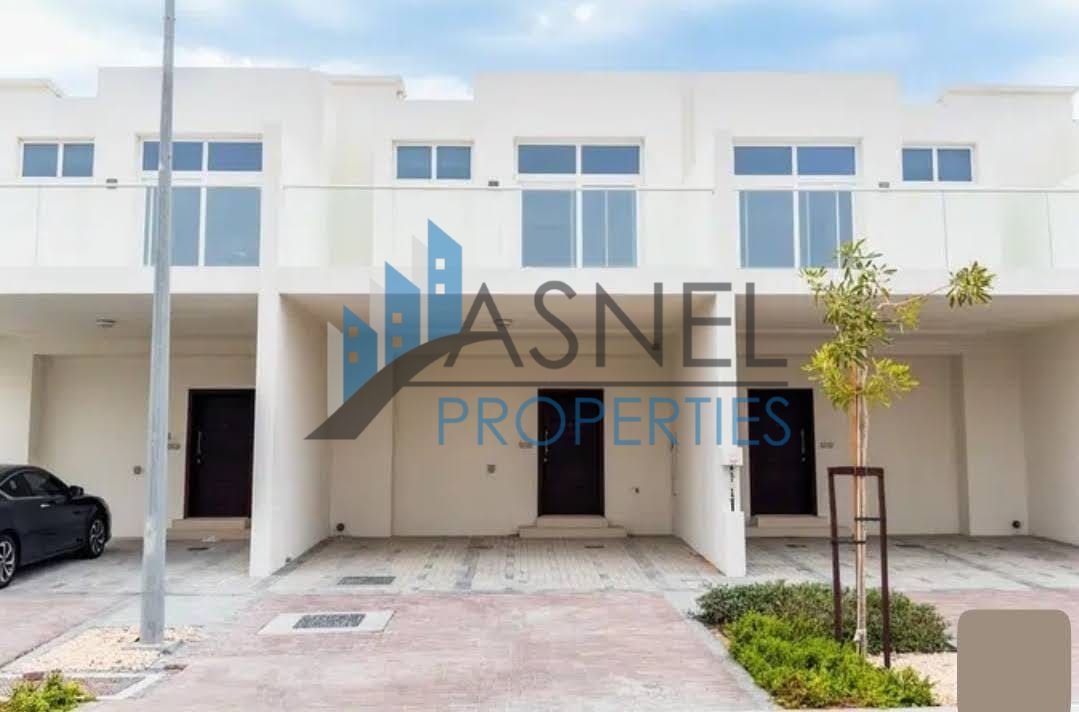 Unfurnished 3 bedrooms Townhouse | Single row | Park and Pool view