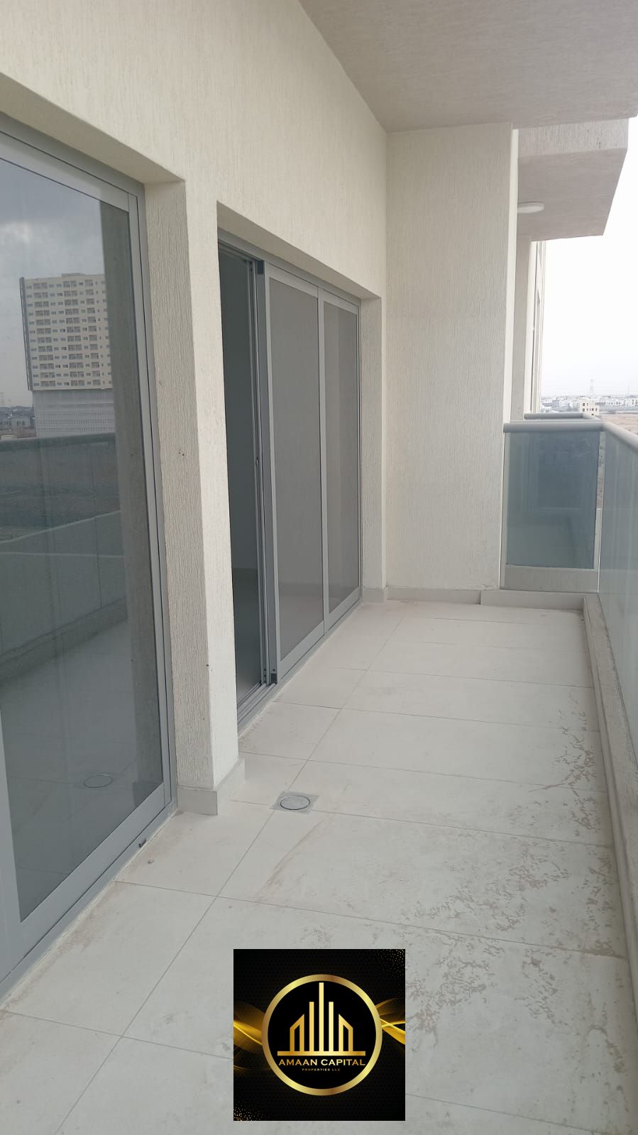 One-bedroom apartment with a living room for annual rent in the Al Amra area, directly on Mohammed Bin Zayed Road