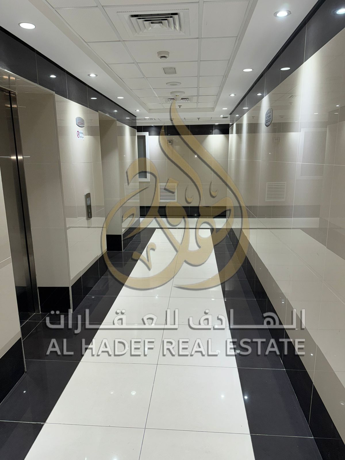 Two bedrooms and a living room for annual rent, with 2 bathrooms, a balcony, a maid's room, located behind Oriana Hospital, with payment in 4 or 6 ins