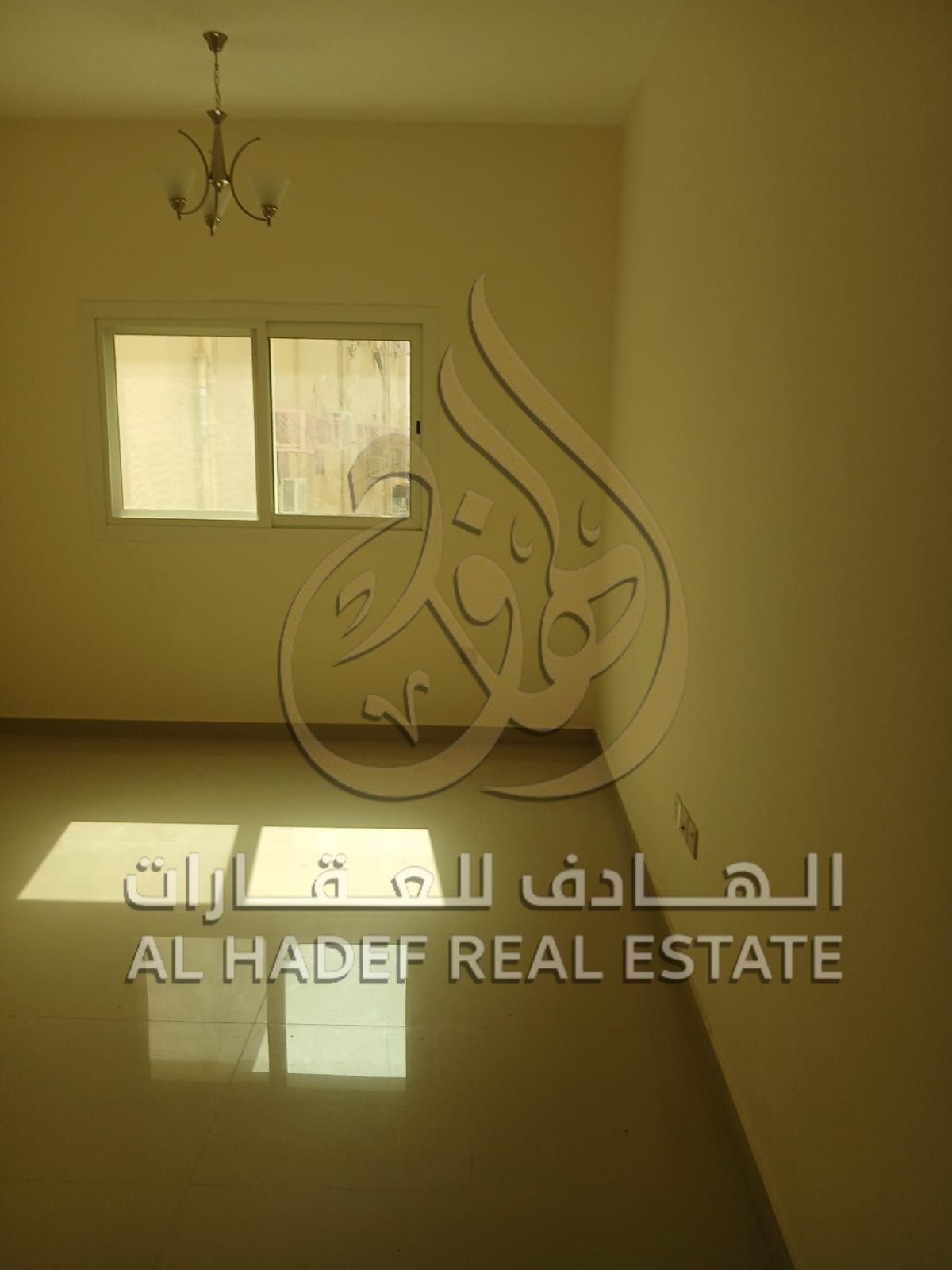 A room and a living room for first occupancy in the Al-Manakh area. Master bedroom, 2 bathrooms. Security deposit in cash, payments in 4 installments.