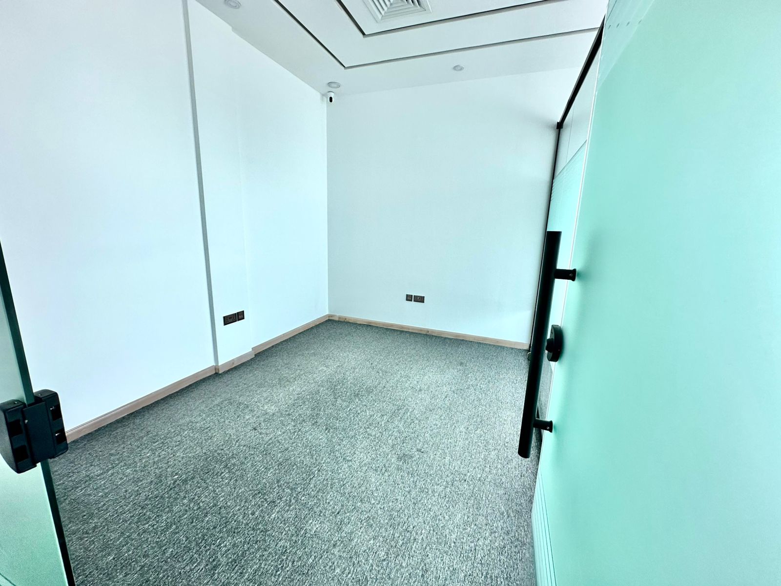 Fully Fitted l 3 Glass partitions l High Floor