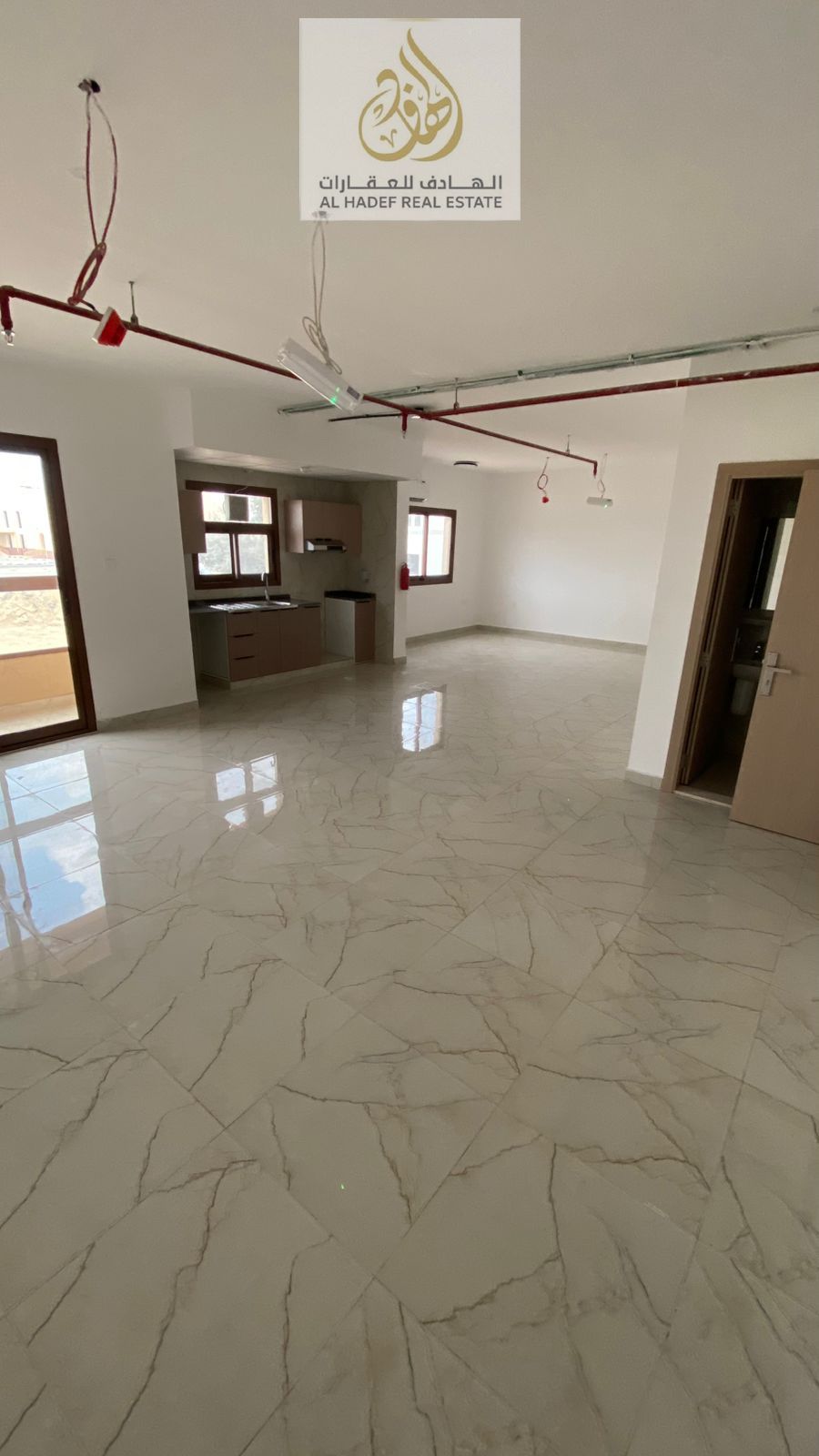 First-time occupancy office with a large area, two bathrooms, and a balcony with a full open view. Free parking is available in front of the building.