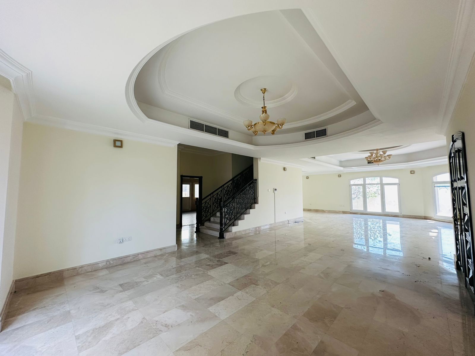 Spacious 4 bed plus study villa, Near the Beach