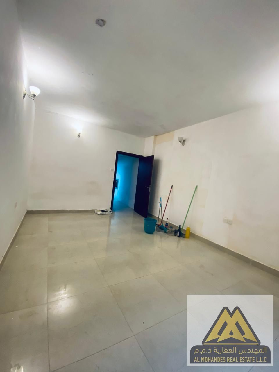 Large space, very reasonable price, excellent and vibrant location