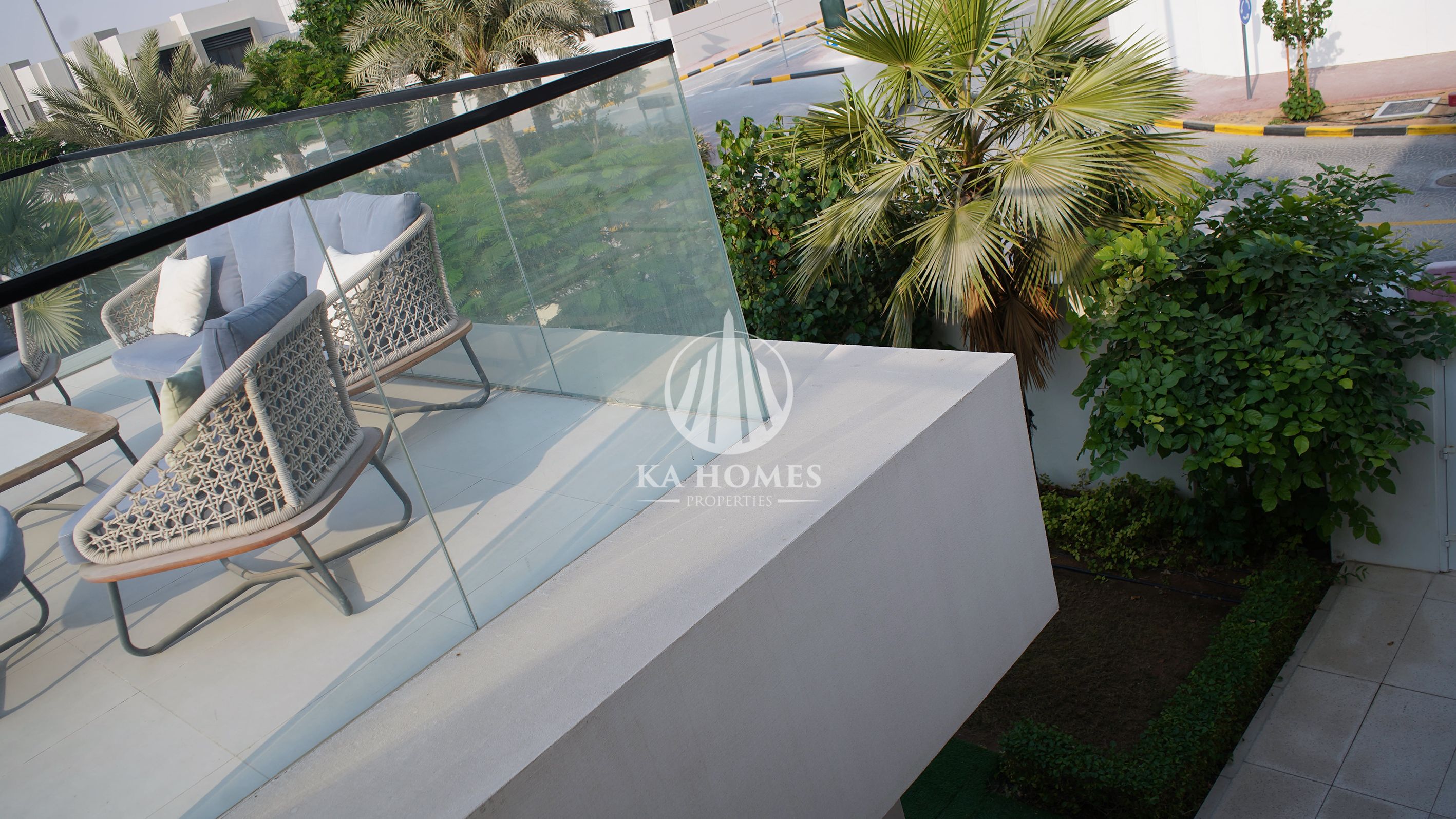 Independent villas. . . 2 living rooms. . . dining room. . . 3 master bedrooms + dressing room. . . maid's room with master suite. . . 7-year installments. . . regist