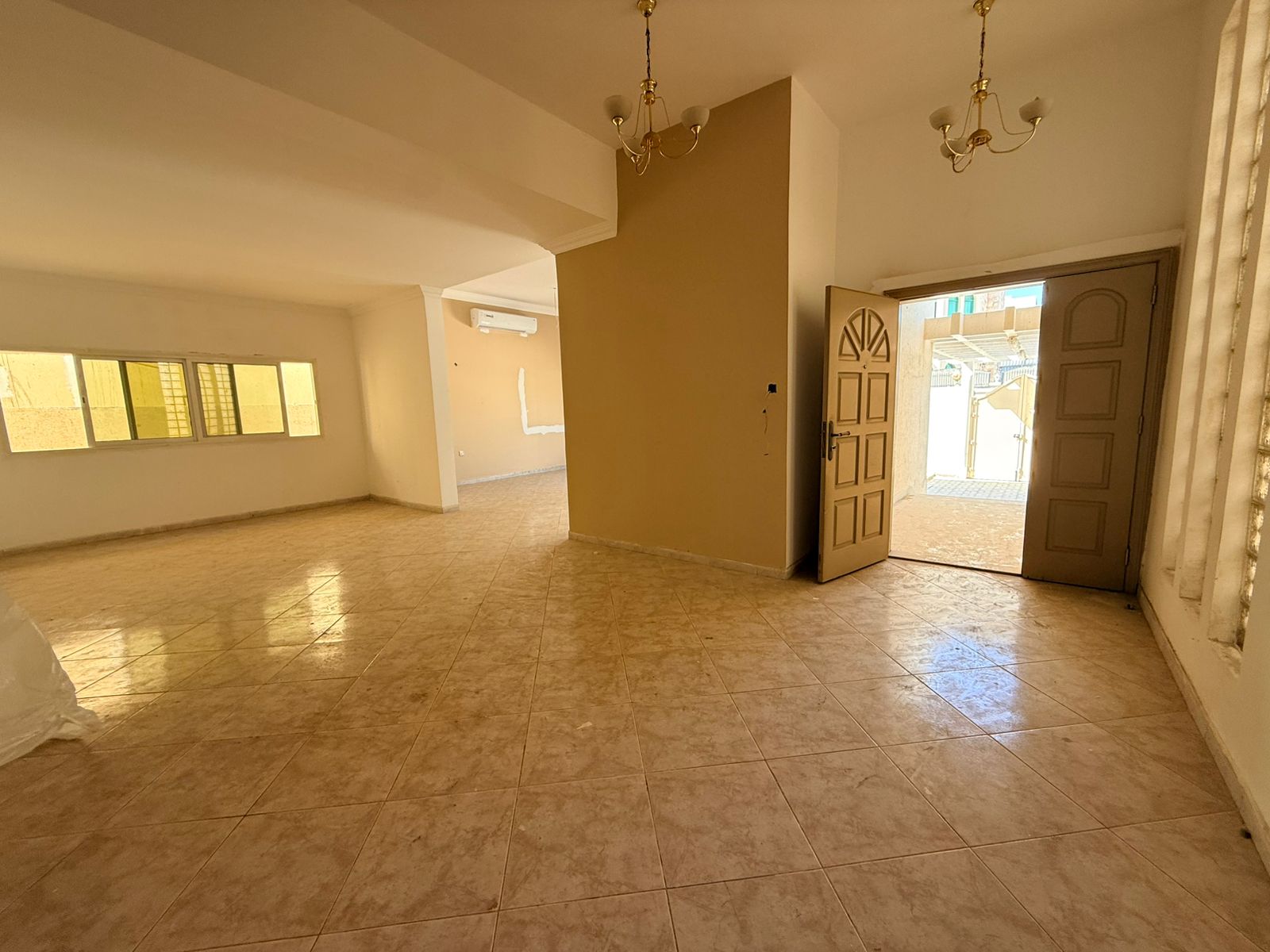 Annual Villa for Rent in Al Raffa – Sharjah / 4 Bedrooms – Large Majlis – 4 Bathrooms – Balconies with Sea View – Maid’s Room