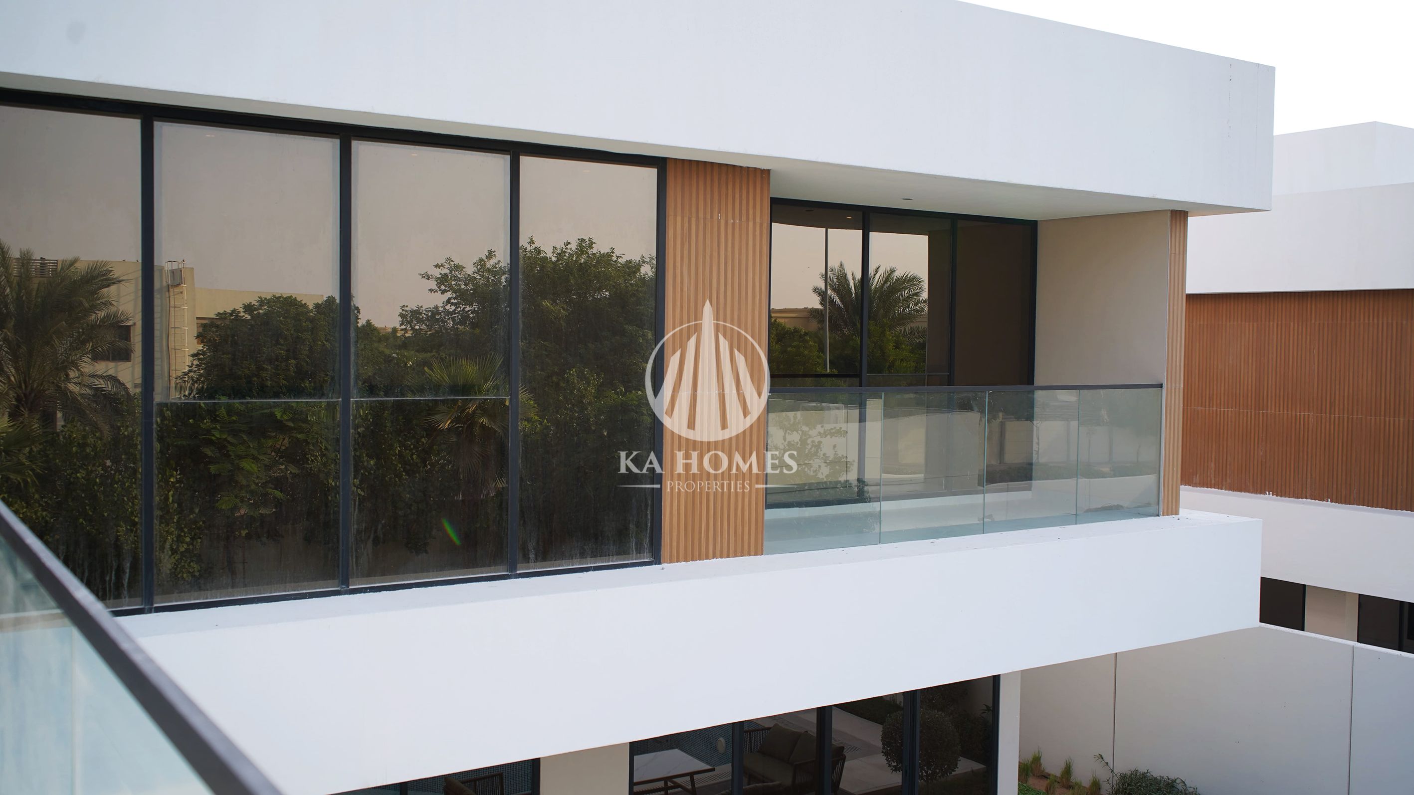 Independent villas. . . 2 living rooms. . . dining room. . . 3 master bedrooms + dressing room. . . maid's room with master suite. . . 7-year installments. . . regist