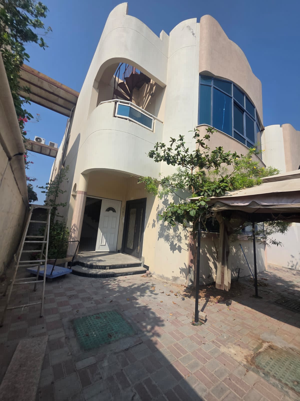 Furnished villa in Al Rifaa, Sharjah. Ideal location on the Corniche, very close to the Dubai exit. At a very special price and