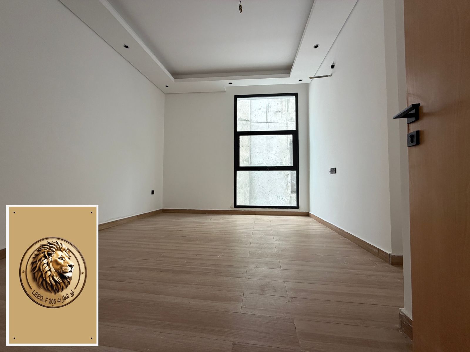 Super deluxe villa for sale in Ajman, Al Yasmin area, prime location, on a main road, 6-meter setback, with a staircase and bathroom suites.