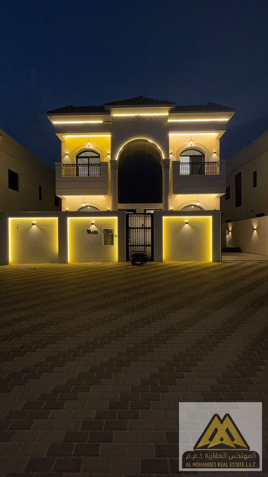 Villa for sale in Al-Haliyo, opposite the mosque. It features 5 master bedrooms and a living room