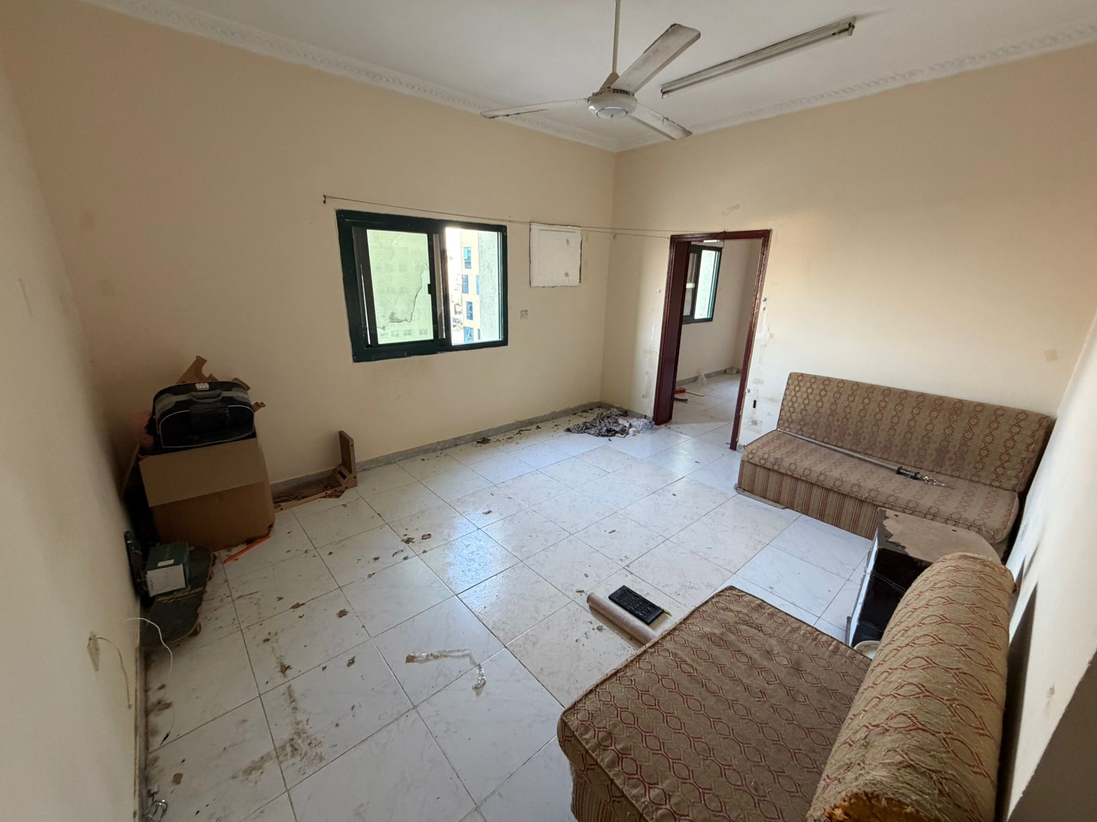 One bedroom and living room apartments for families at the lowest prices. Regular maintenance is the owner's responsibility. Close to all services.