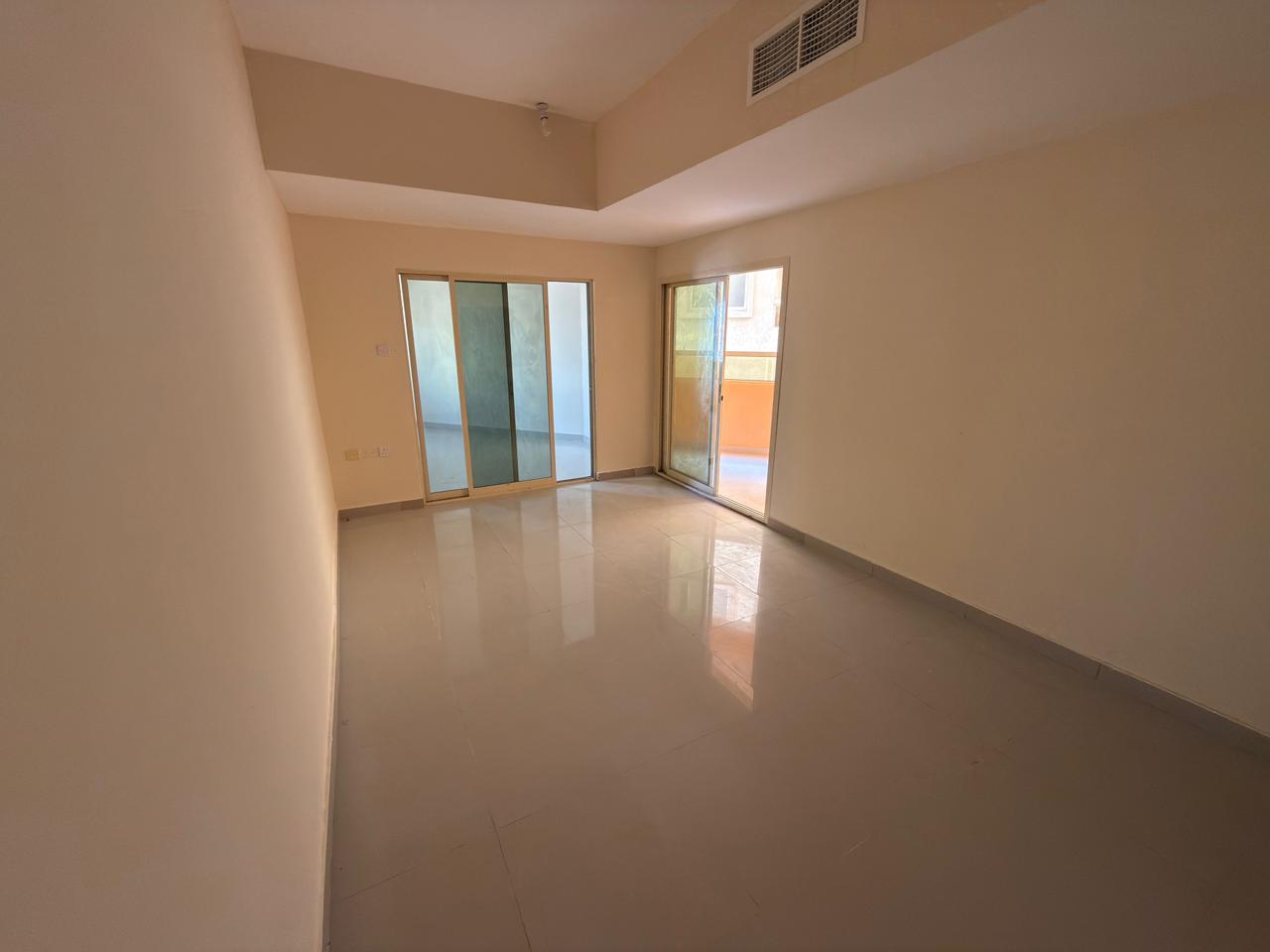 Two bedrooms and a living room, family apartment, regular maintenance by the owner, parking in the basement, close to services.