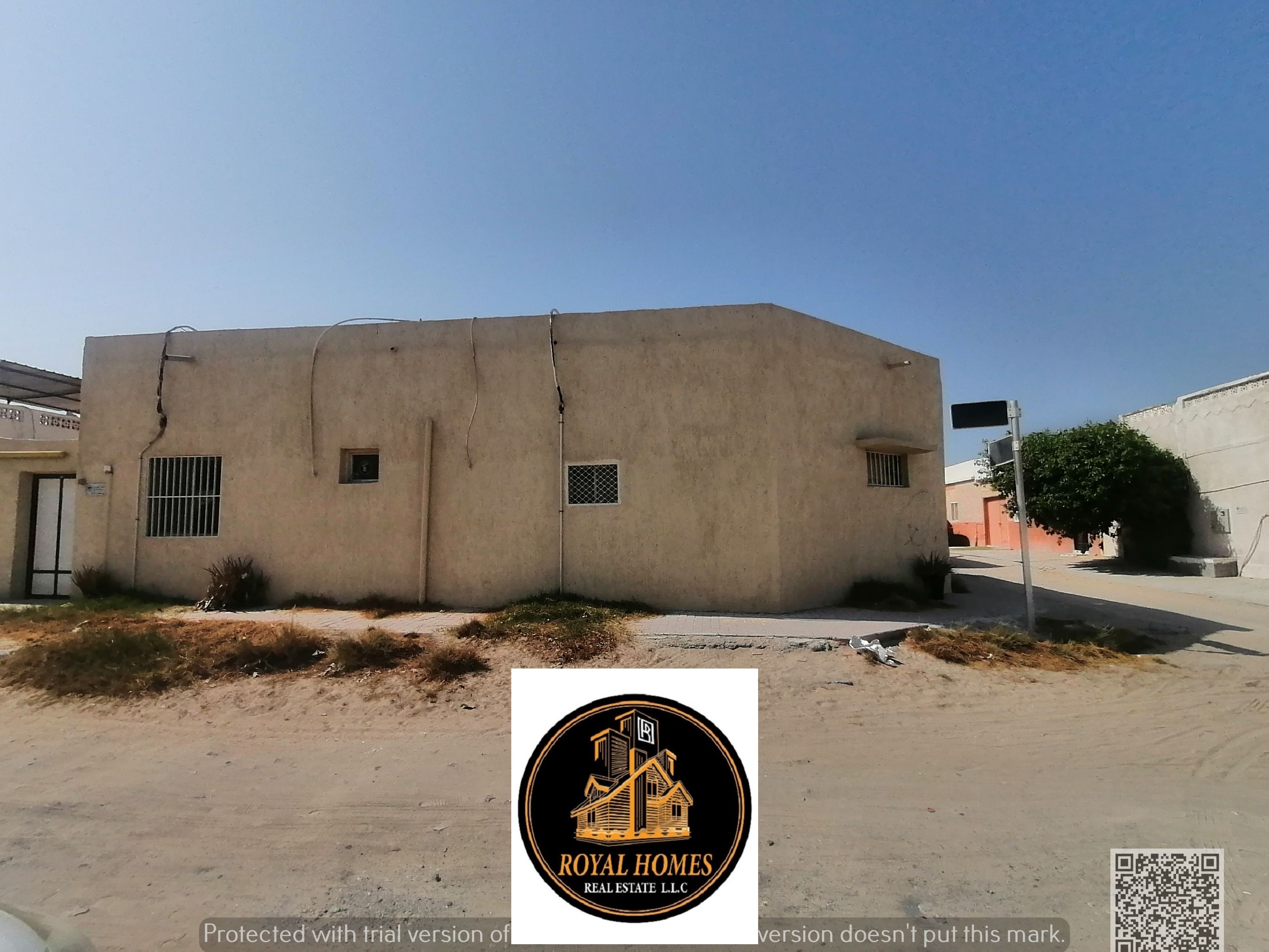 For sale: Ground floor corner house on two streets, 2546 sq ft