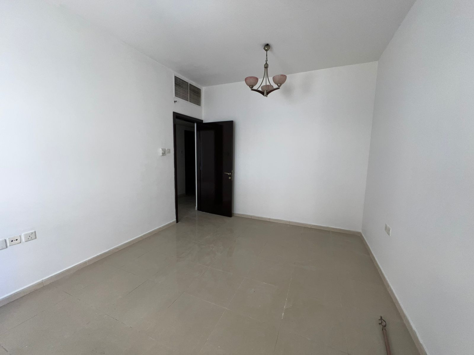1BR apartment in Al Taawun with master bedroom and two bathrooms, near Dubai exit and services. Flexible payment via Tabby or Tamara. Rent 37K.