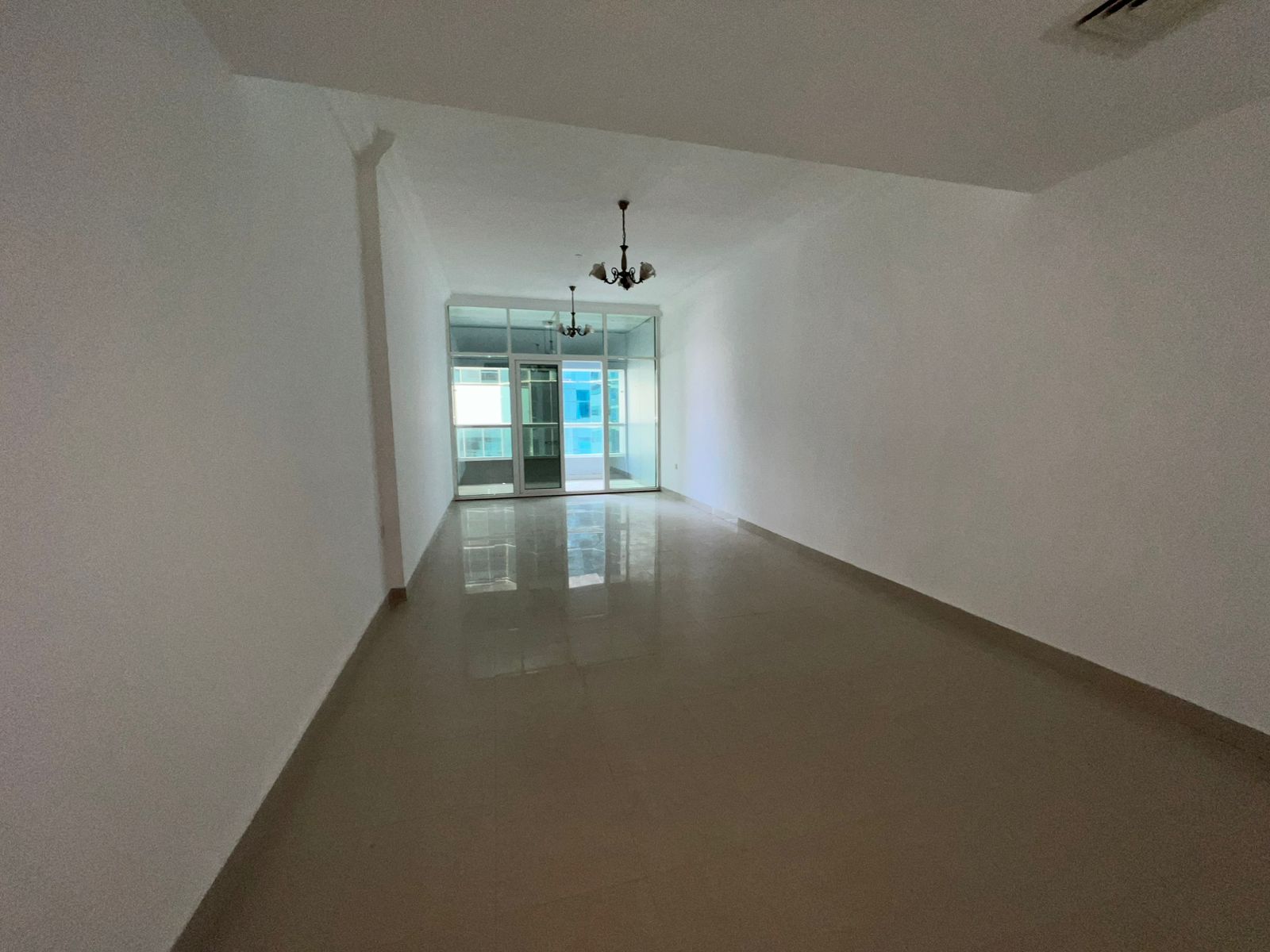 3BR apartment with balcony and open sea view, master room, maid room, 4 bathrooms, built-in wardrobes, near services.