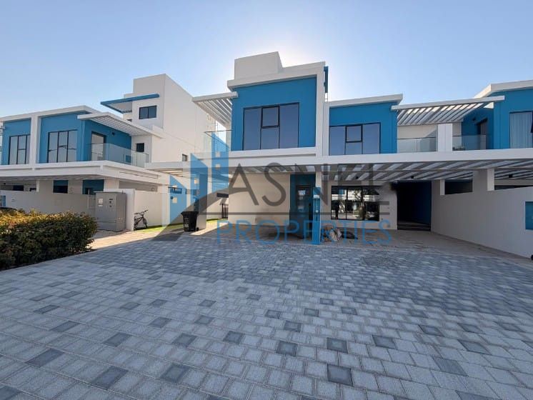 Spacious 5 Bedrooms + maid / vacant / Corner unit /Single row