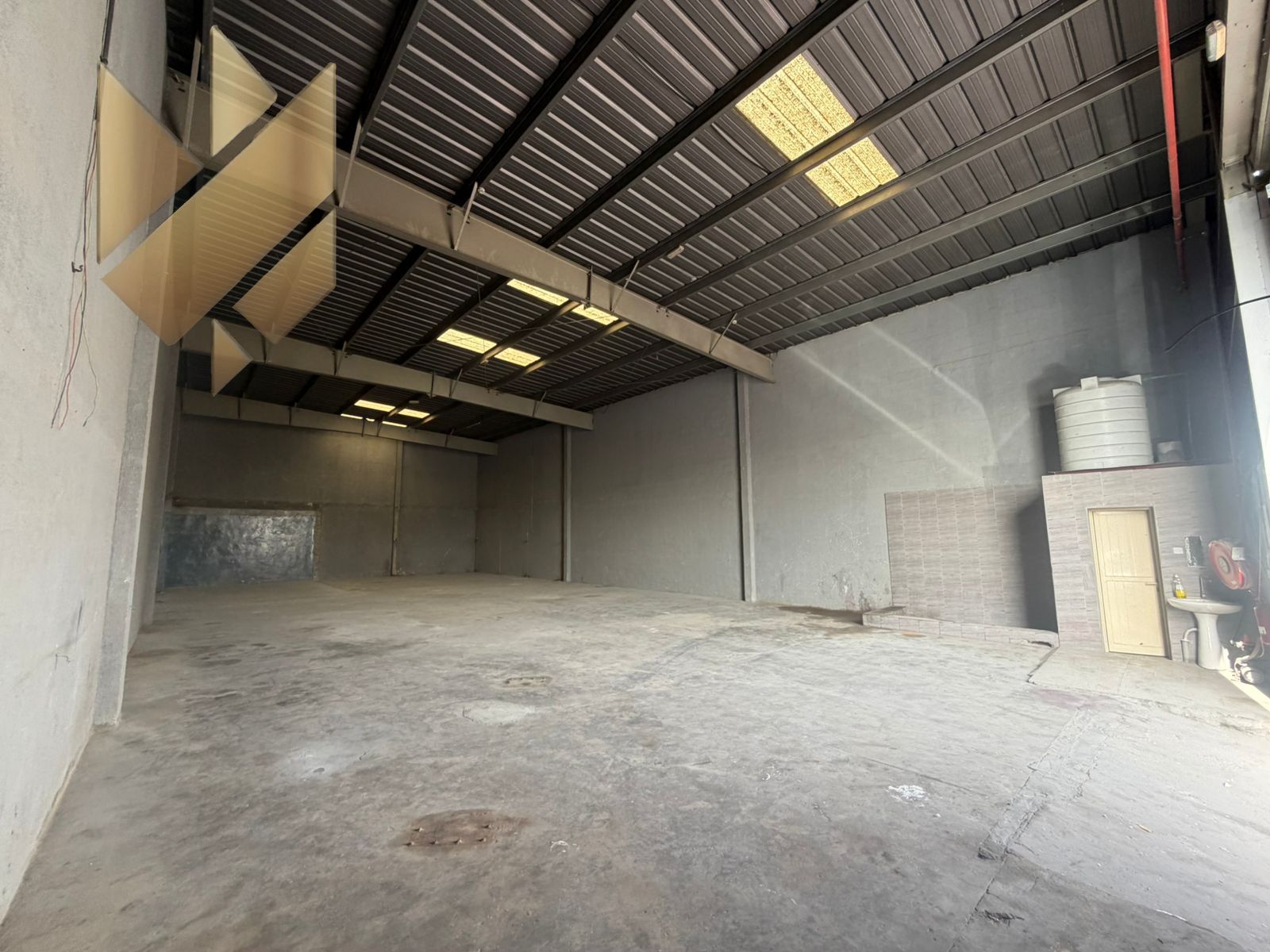 Warehouse suitable for use as a garage or any other activity | Area: 3,700 square feet | Directly on a main road