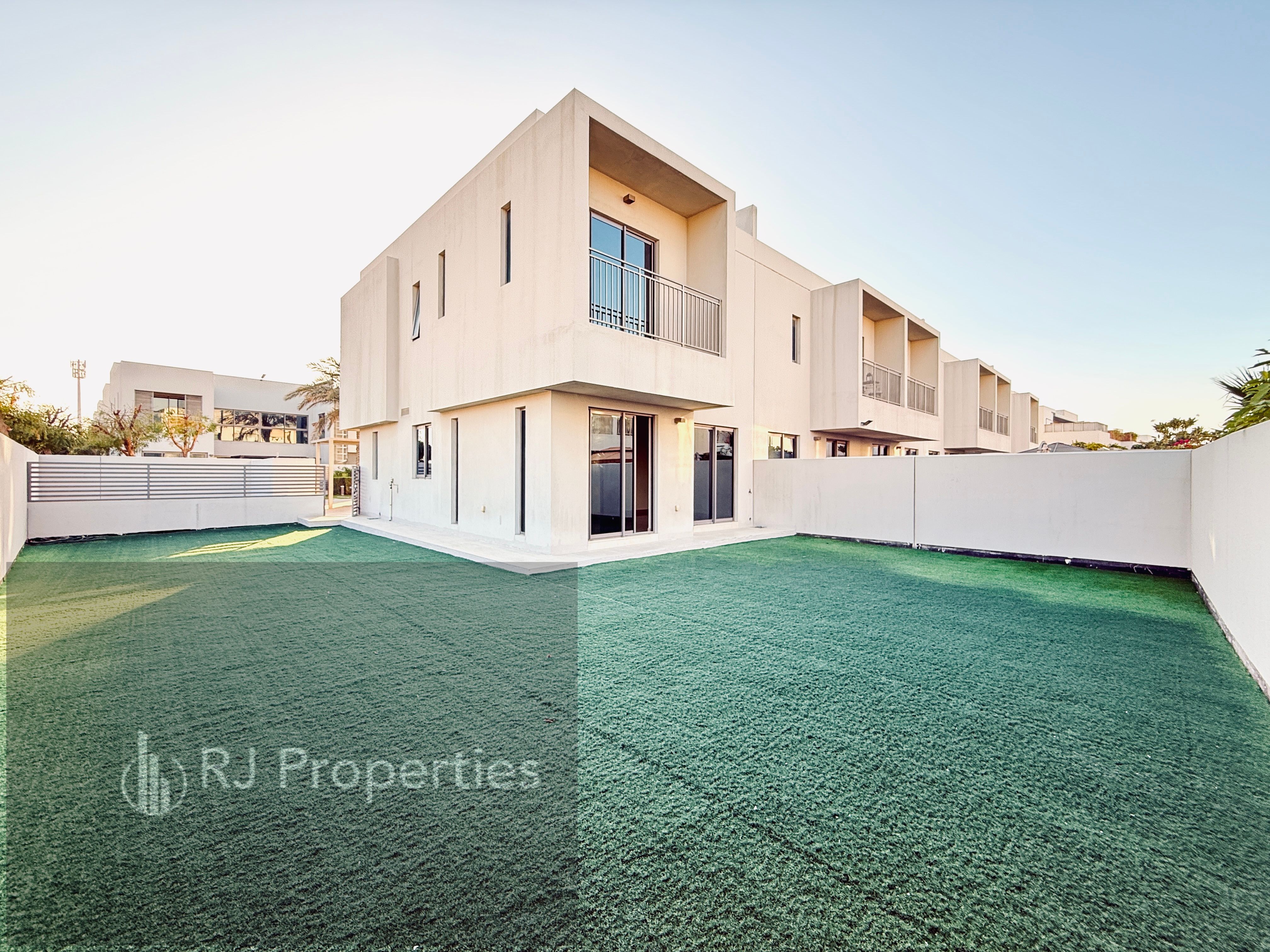 CORNER TOWNHOUSE WITH BIG GARDEN END UINT NEAR CULB HOUSE