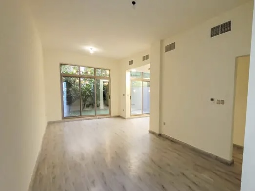 Available I Unfurnished I Spacious Layout