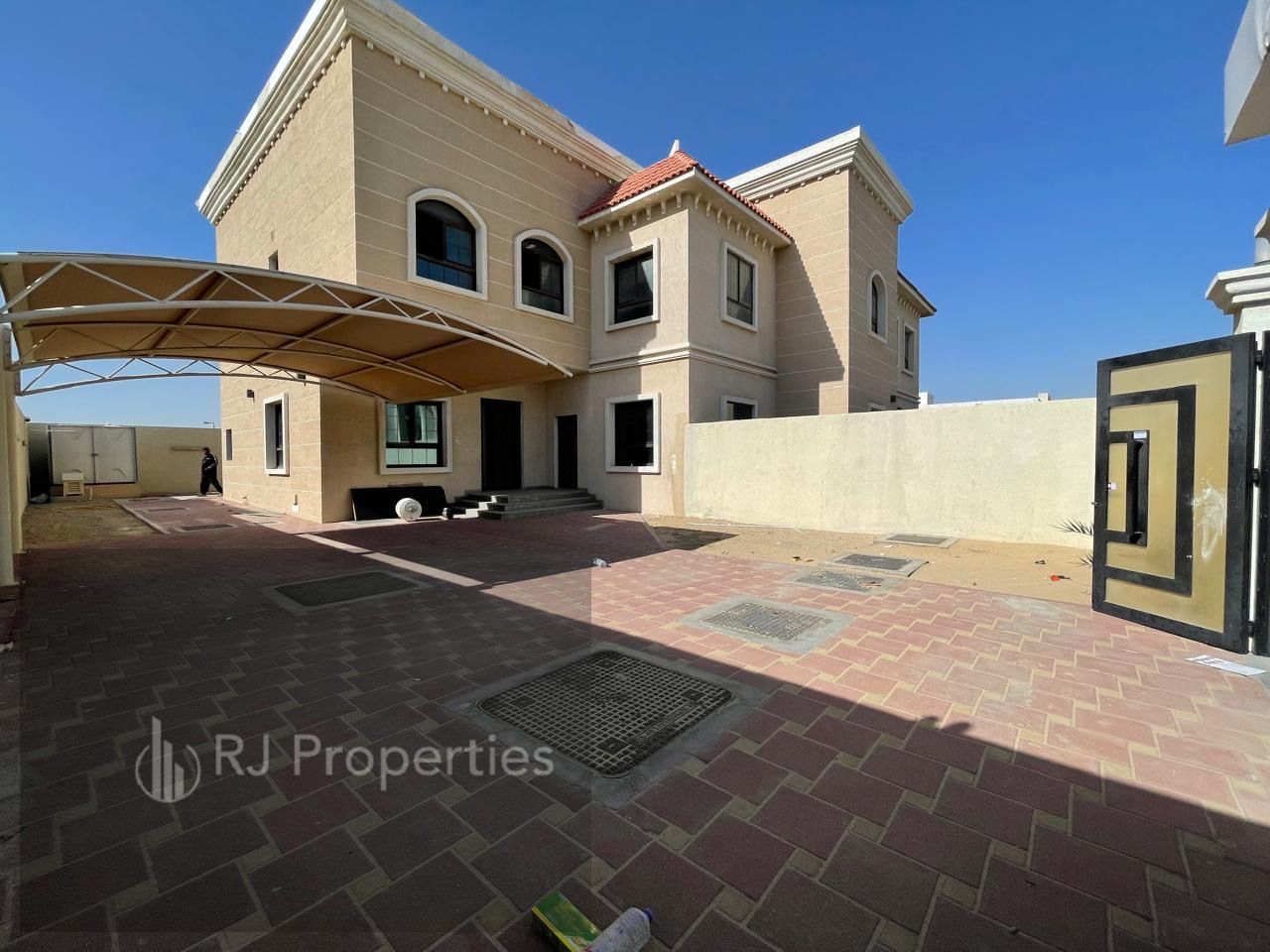 LUXURY 4BHk WITH MAID ROOM MJALS HALL JUST 140K
