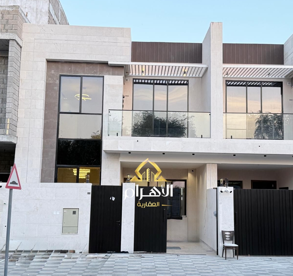 luxury Villa in Al Yasmin Spacious land with elegant construction. Freehold ownership for all nationalities Contact: Mohamed Marzouk – Al Ahram