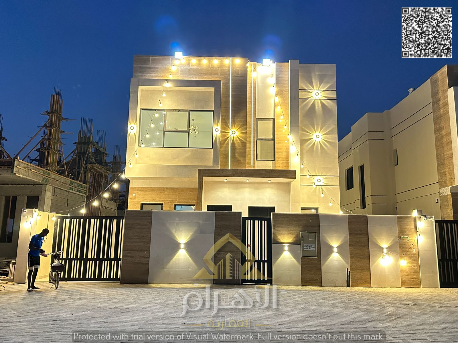 With a 10% down payment, own a luxurious villa with a ground floor, first floor, and roof. Spacious rooms. Price includes registration and ownership f