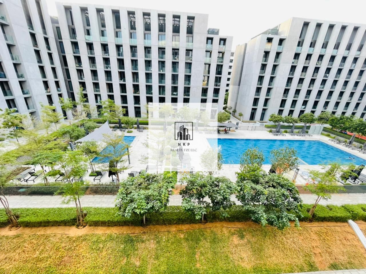 Spacious luxurious 1bhk apartment with 2 bathrooms Balcony and pool view