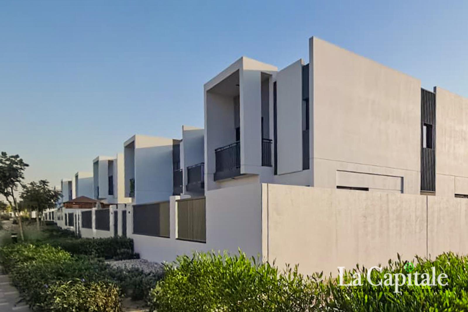 Single Row | Spacious Layout | Corner Unit